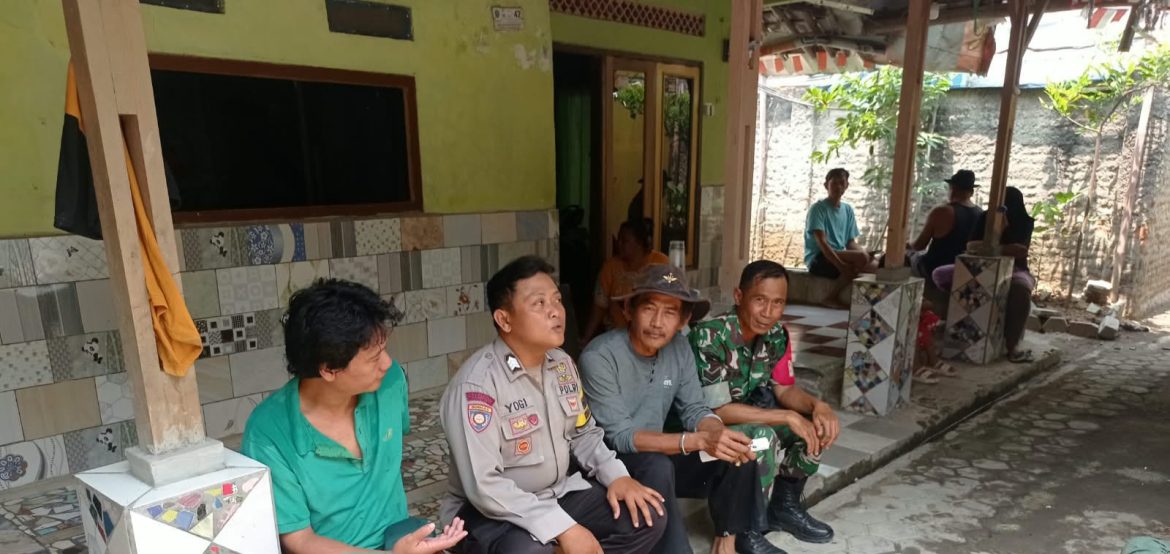 Komsos di Wilayah Binaan,Babinsa Koramil 1601 Indramayu Ajak Masyarakat Pekandanganjaya Jaga Kebersihan dan Kamtibmas