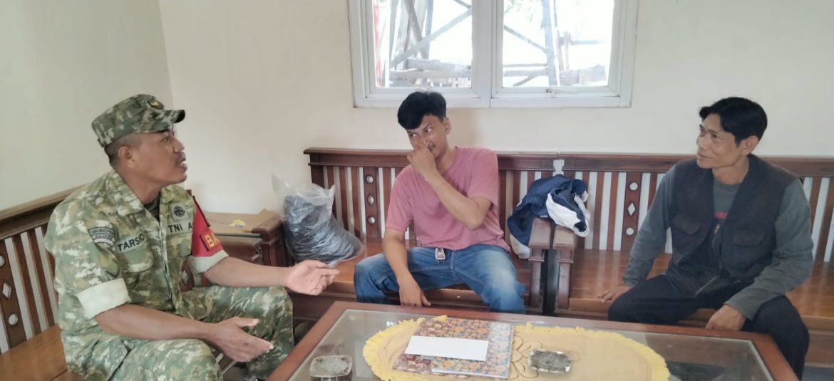Komsos di Pasar Tradisional, Babinsa Karangmalang Ingatkan Warga Jaga Kamtibmas dan Hindari Judol