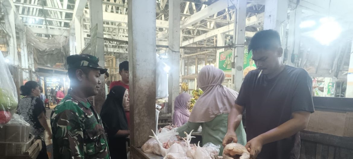 Babinsa Koramil 1605 Sukagumiwang Pantau Harga Sembako di Pasar Desa Tulungagung