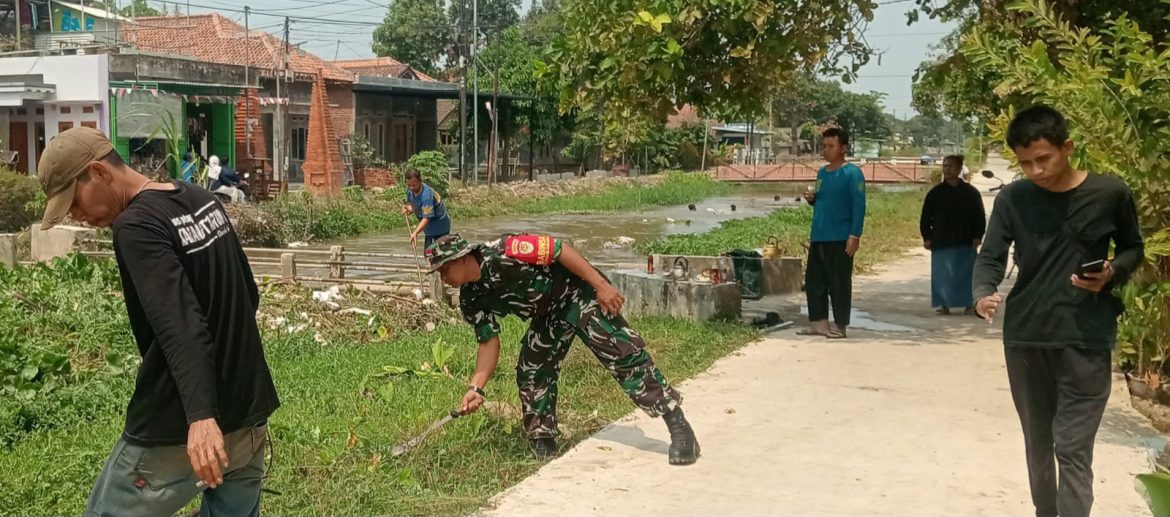 Babinsa Koramil 1608 Karangampel Bersama Warga Bersihkan Sungai Sipetung, Gotong Royong Cegah Banjir