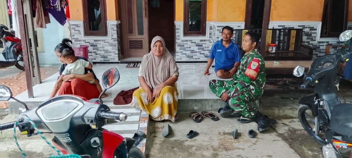 Babinsa Koramil 1601/Indramayu Komsos dengan Warga Rawadalem, Ajak Jaga Kebersihan dan Kamtibmas