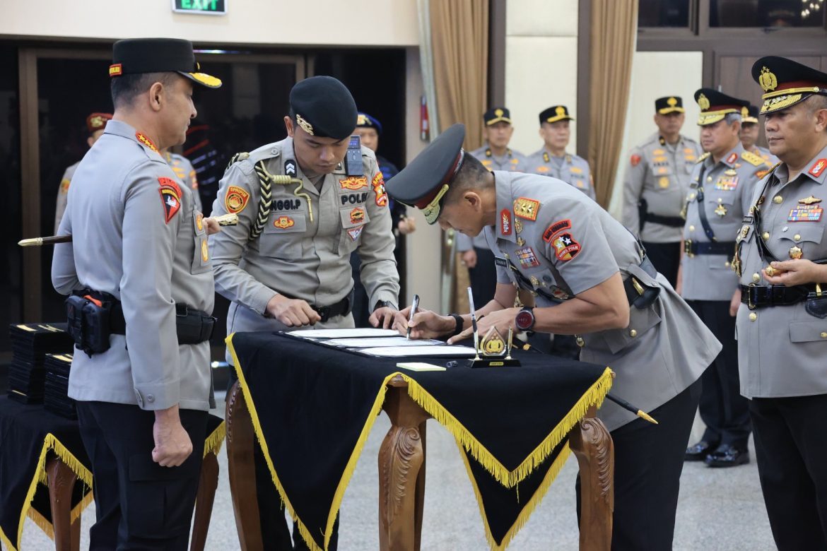 IRJEN POL SUHENDRI RESMI JADI KAPOLDA KEPRI, KOMJEN POL ASEP SAFRUDIN EMBAN AMANAH BARU SEBAGAI KABARESKRIM