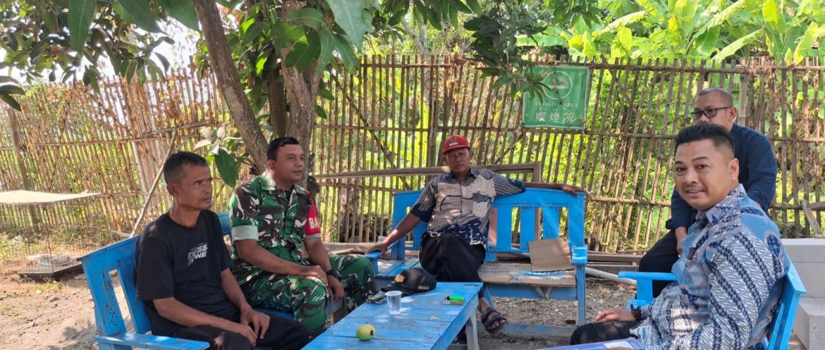 Babinsa Koramil 1608 Karangampel Komsos Bersama Warga Kedokan Agung, Sampaikan Pesan Kebersihan dan Ketahanan Air