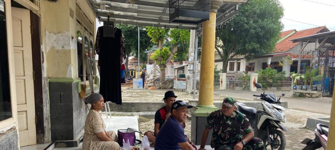 Perkuat Kamtibmas, Babinsa Koramil 1605 Sukagumiwang Ajak Warga Jengkok Aktifkan Ronda Malam