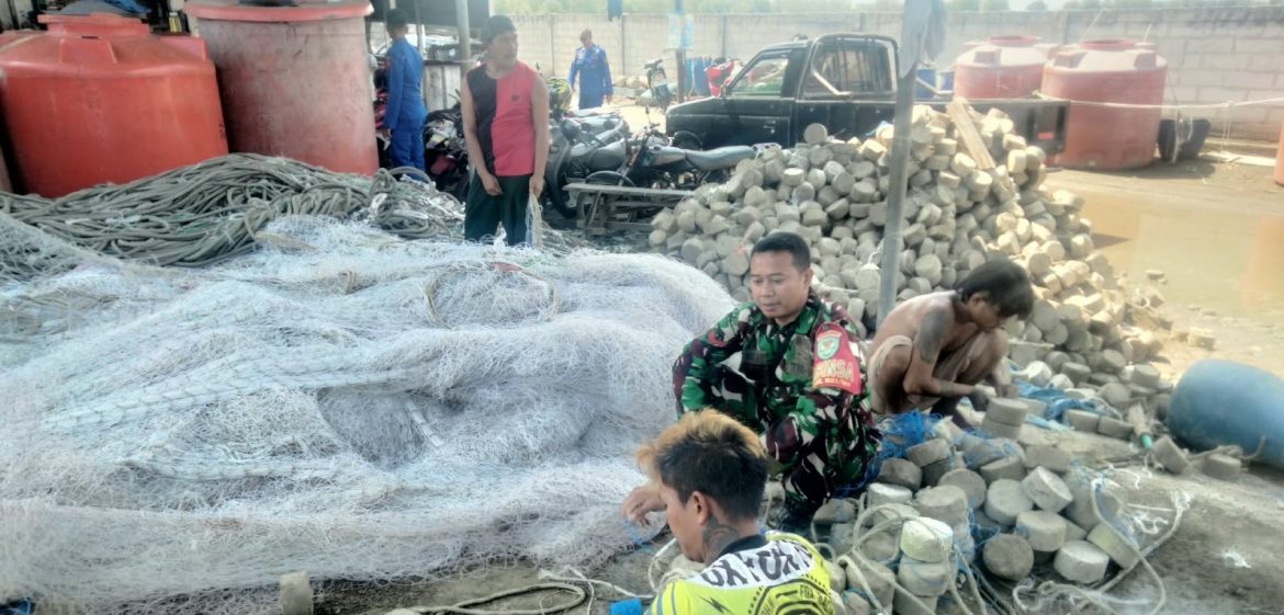 Komsos Bersama Nelayan Karangsong, Babinsa Ingatkan Pentingnya Keselamatan Saat Melaut