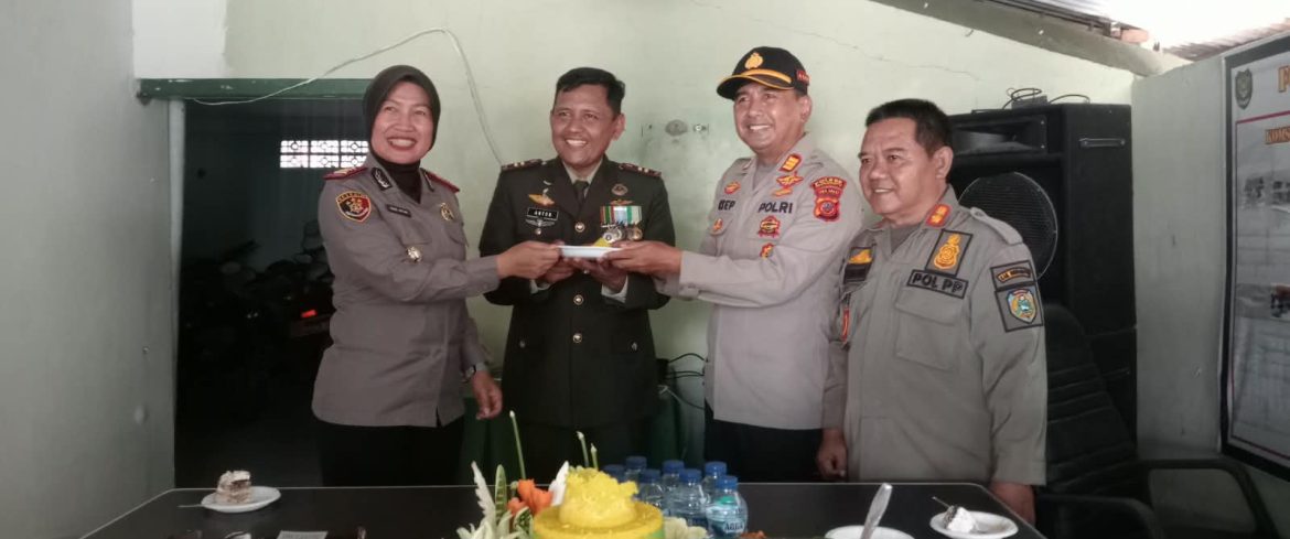 Sinergitas TNI-Polri, Kapolsek Indramayu dan Balongan Sambangi Makoramil 1601 Beri Ucapan HUT TNI ke-81
