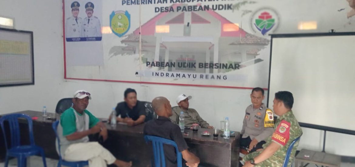 Komsos Bersama Warga Pabeanudik, Babinsa Koramil 1601 Indramayu Ajak Warga Perkuat Keamanan dan Kebersihan Lingkungan