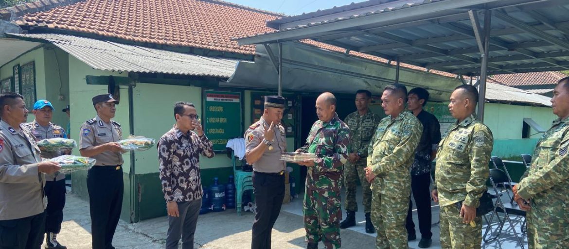Pererat Sinergitas, Muspika Kertasemaya-Sukagumiwang Sampaikan Ucapan HUT TNI ke-81 ke Koramil 1605 Sukagumiwang