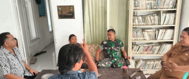 Komsos di Kantor Desa,Sertu Budi H,Babinsa Koramil 1608 Karangampel Ajak Perangkat Desa Perkuat Kerukunan dan Kebersihan