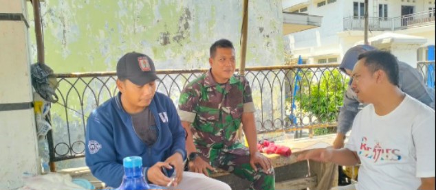 Komsos Babinsa Koramil 1601/Indramayu Bersama Karang Taruna Majakerta, Bahas Kamtibmas dan Pencegahan Geng Motor
