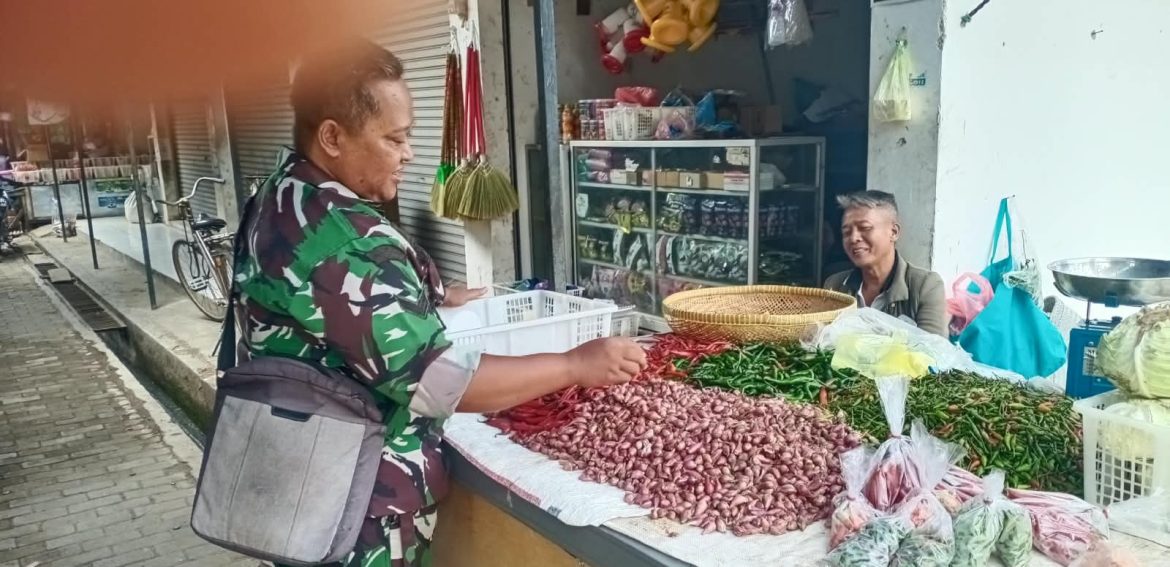 Babinsa Koramil 1605/Sukagumiwang Monitoring dan Pendataan Harga Bahan Pokok di Wilayah Binaan