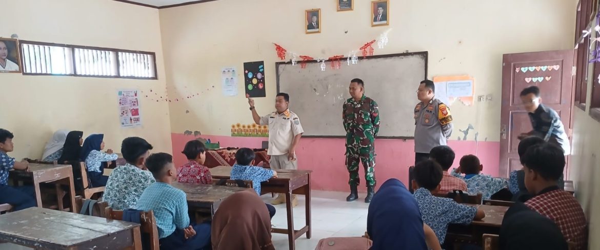 Koramil 1611/Losarang Bersama Muspika Berikan Pembinaan kepada Siswa SMP Harapan Losarang