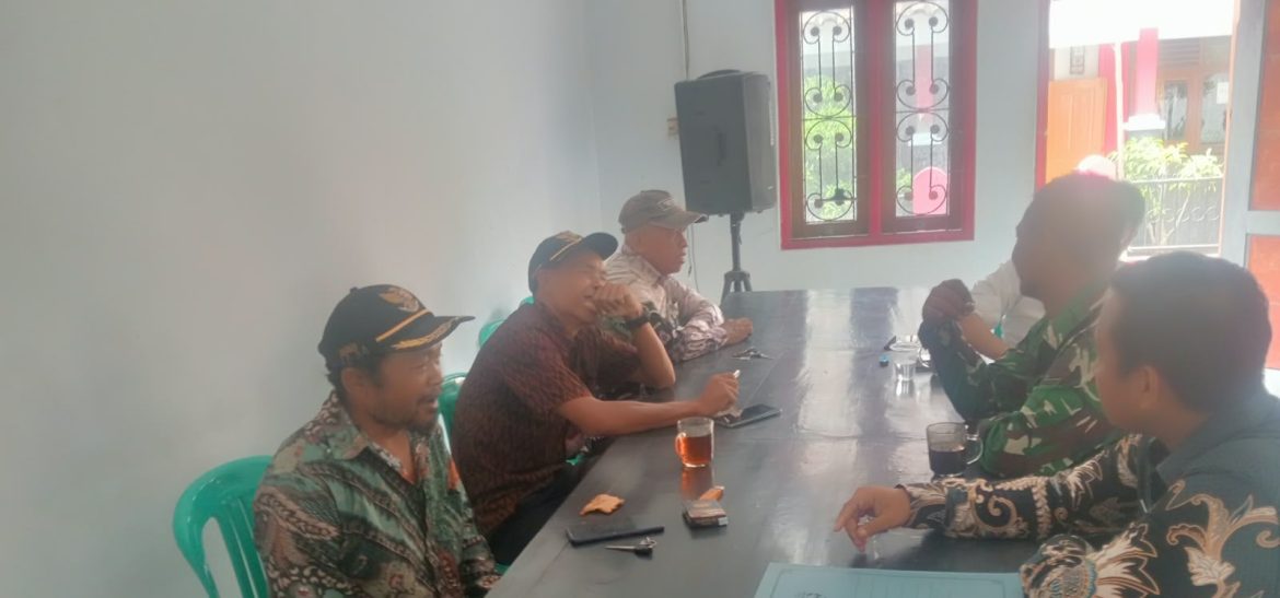 Babinsa Koramil 1608/Karangampel Laksanakan Komsos Bersama Perangkat Desa Tanjungsari
