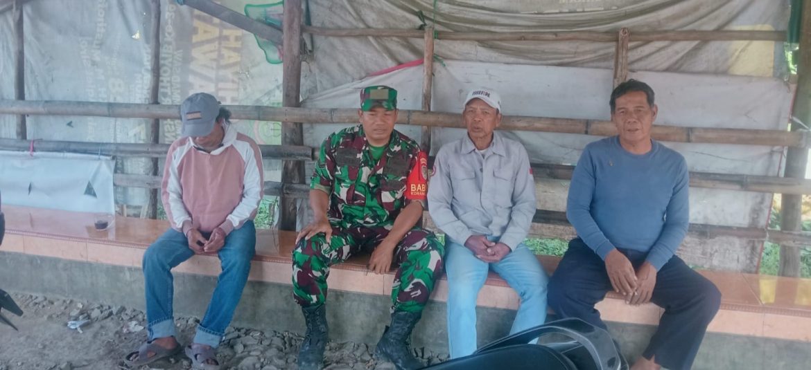 Komsos Bersama Warga Jayalaksana, Babinsa Karangampel Tekankan Keamanan Lingkungan dan Pengawasan Anak