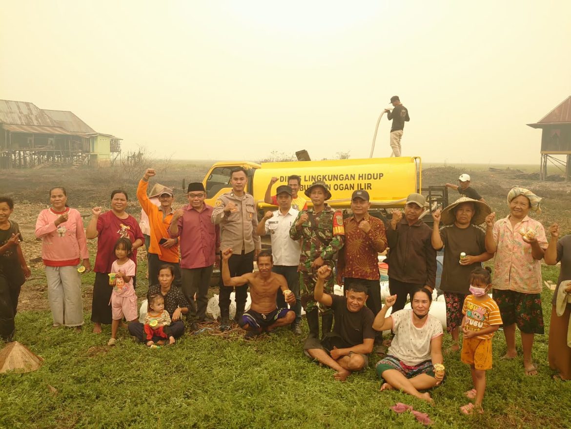 Kemarau Panjang, Warga Sungai Lembung Kesulitan Air Bersih, Camat Salurkan 5.000 Liter air bersih.