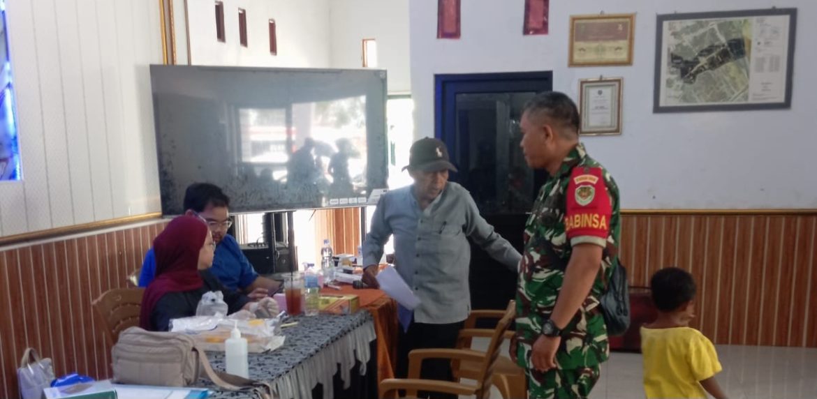 Babinsa Koramil 1601 Indramayu Monitoring Cek Kesehatan Gratis di Desa Tambak, Warga Antusias Ikuti Pemeriksaan