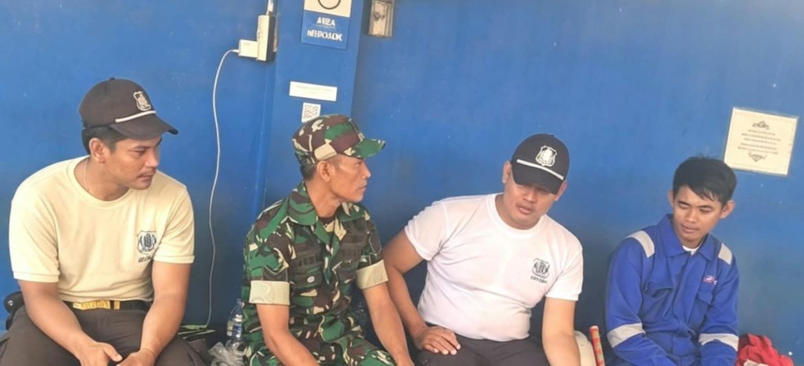 Babinsa Koramil 1608/Karangampel Gelar Komsos Bersama Sekurity dan Warga Desa Mundu, Perkuat Sinergi Keamanan Wilayah