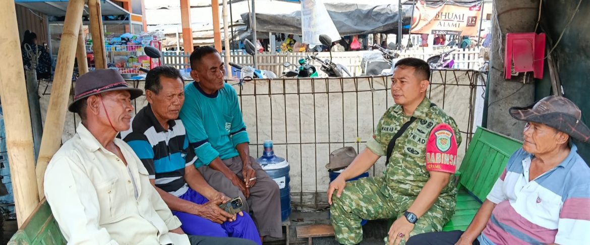 Babinsa Koramil 1601/Indramayu Laksanakan Komsos di Desa Karangsong, Ajak Warga Jaga Keamanan dan Kebersihan Lingkungan