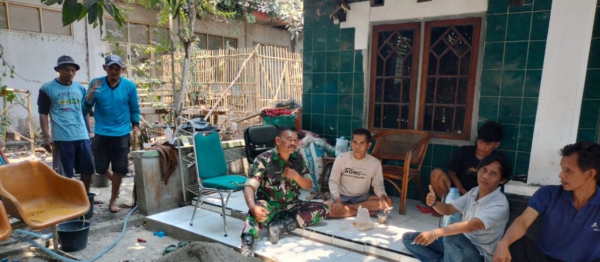 Pererat Silaturahmi, Babinsa Koramil 1605/Sukagumiwang Komsos Bersama Tokoh Pemuda dan Masyarakat Desa Tenajar Lor