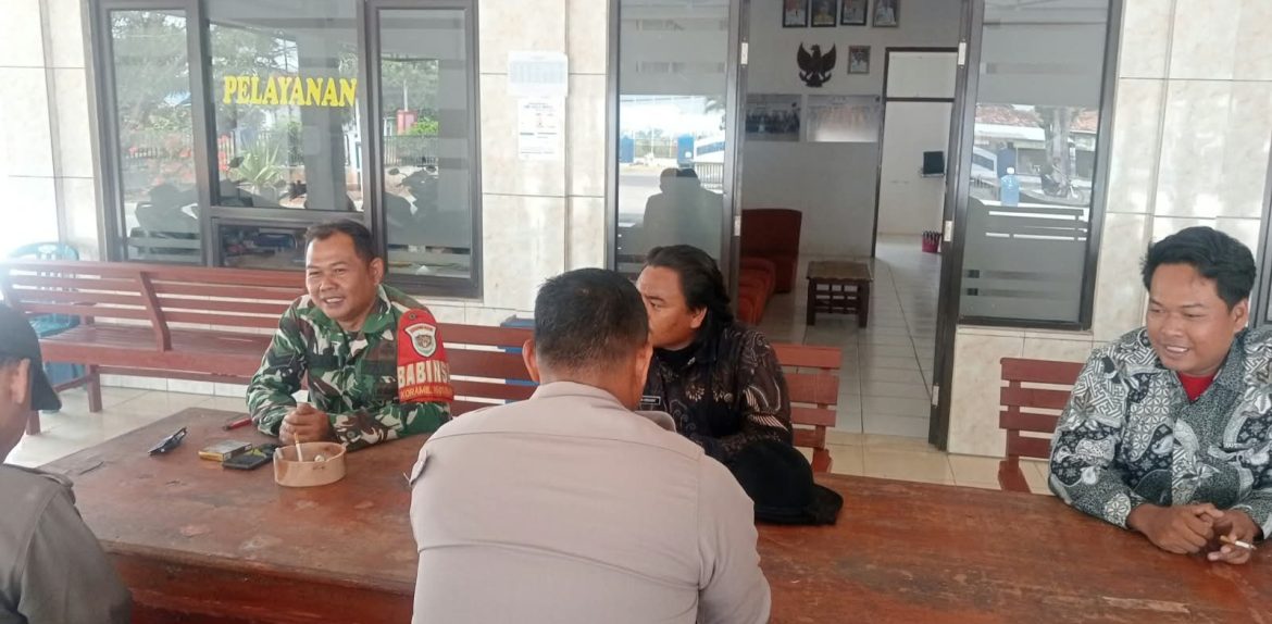 Babinsa Koramil 1601/Indramayu Gelar Komsos Bersama Aparat Desa Sukareja, Bahas Antisipasi Kebakaran dan Pengairan Sawah