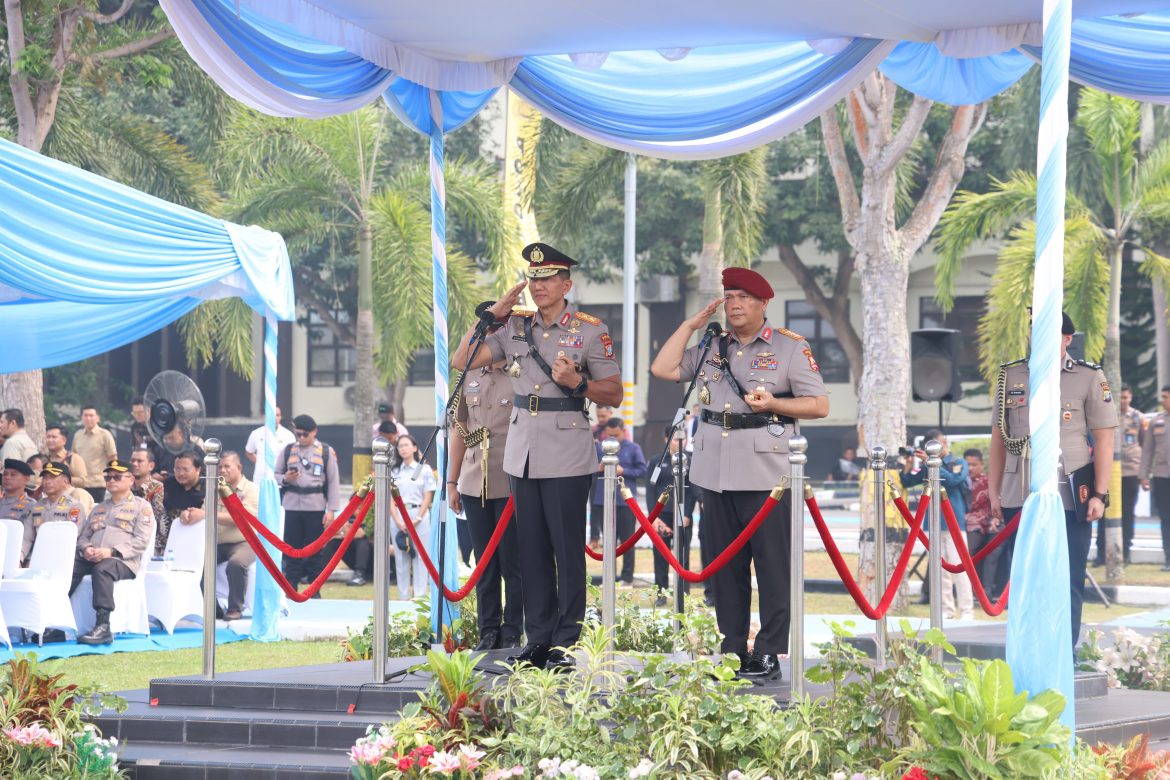 SERAH TERIMA PATAKA POLDA KEPRI, IRJEN POL. SUHENDRI SIAP LANJUTKAN INOVASI DAN PERKUAT PELAYANAN PUBLIK