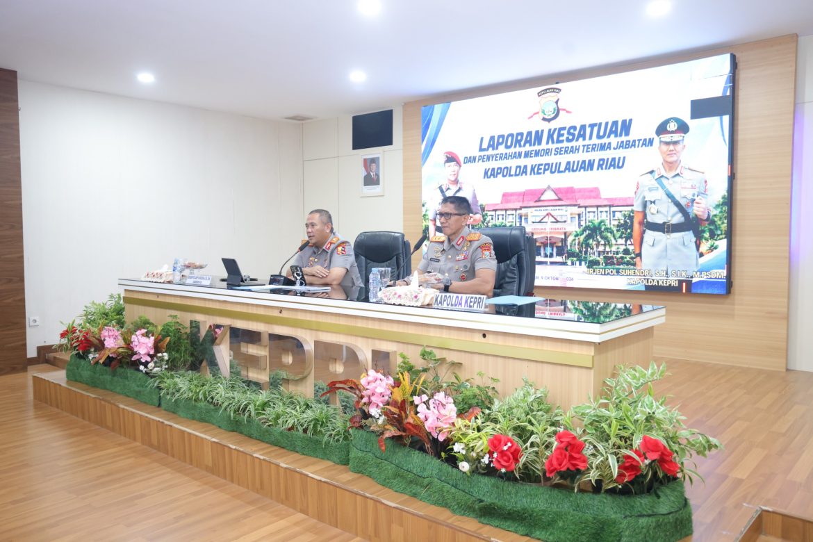 LAPORAN SATUAN DAN PENYERAHAN MEMORI SERTIJAB, KAPOLDA KEPRI TEKANKAN SOLIDITAS PERSONEL