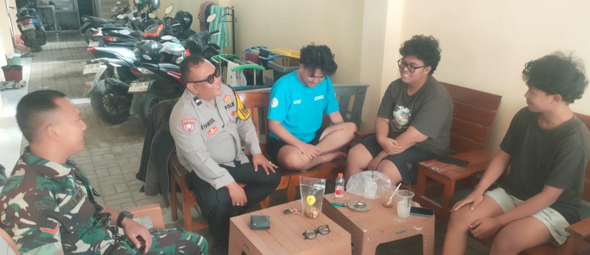Babinsa Koramil 1601/Indramayu Gelar Komsos di Desa Pekandangan, Ajak Warga Jaga Keamanan dan Kebersihan Lingkungan
