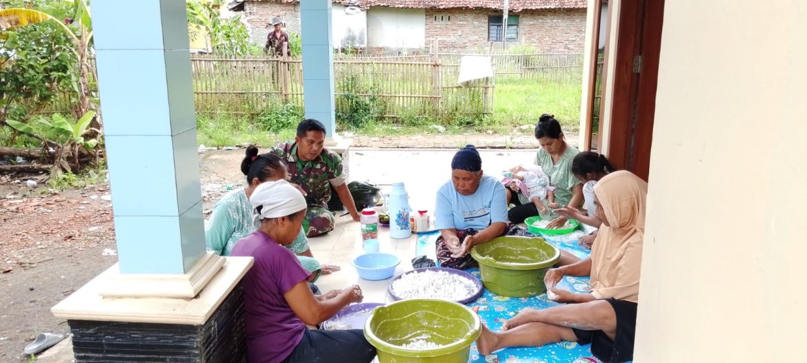 Pererat Silaturahmi, Anggota Koramil 1601/Indramayu Gelar Komsos Bersama Warga Desa Rawadalem