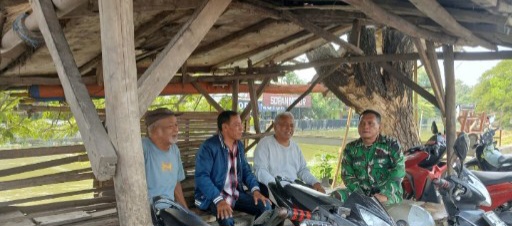 Pererat Kedekatan dengan Warga, Pelda Sobirin Babinsa Koramil 1605/Sukagumiwang Gelar Komsos di Tulungagung