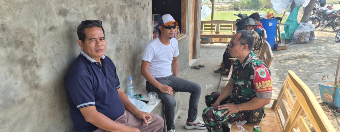 Pererat Sinergitas TNI dan Rakyat, Babinsa Koramil 1601/Indramayu Komsos Bersama Warga Tegalurung