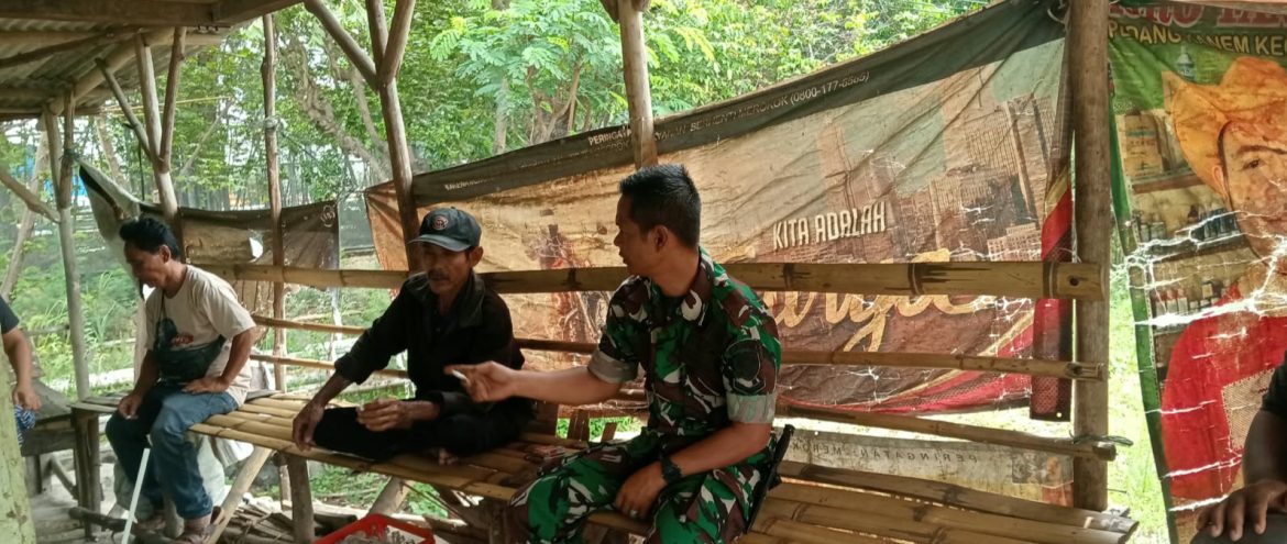 Babinsa Koramil 1608 Karangampel Jalin Komsos dengan Warga Tanjungsari, Perkuat Keamanan dan Kondusivitas Wilayah