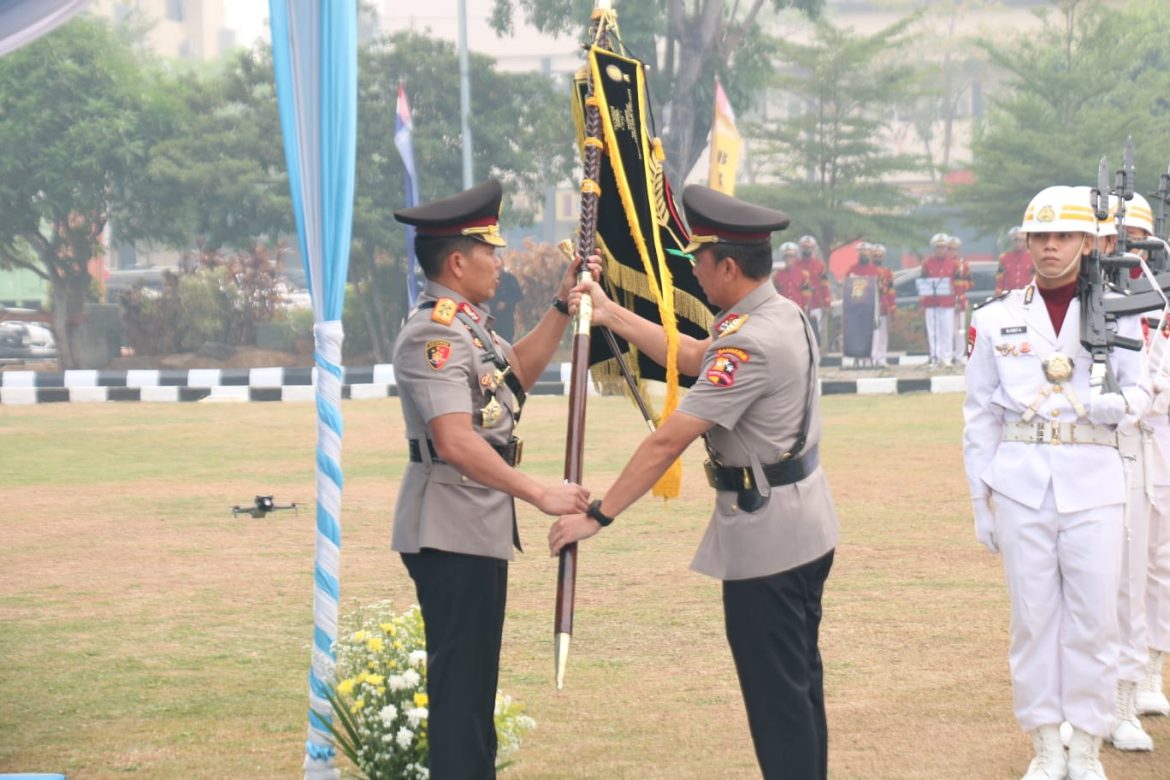 Serah Terima Pataka Atidhira Wirabakti, Irjen Pol. Rony Samtana Resmi Pimpin Polda Sumsel