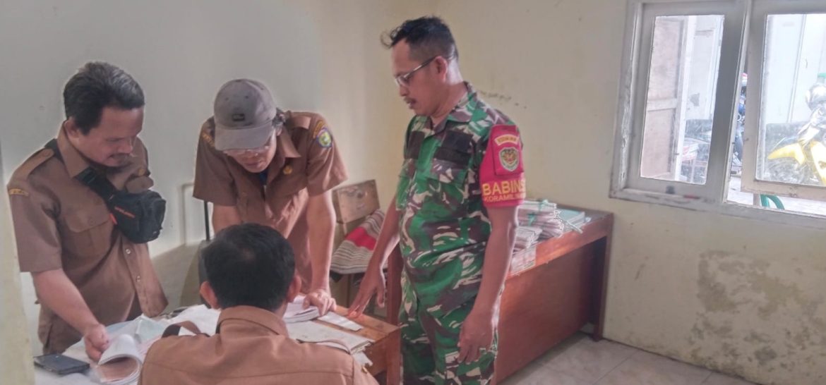 Pererat Silaturahmi dan Jaga Kondusivitas Wilayah, Anggota Koramil 1601/Indramayu Komsos Bersama Pemdes Plumbon