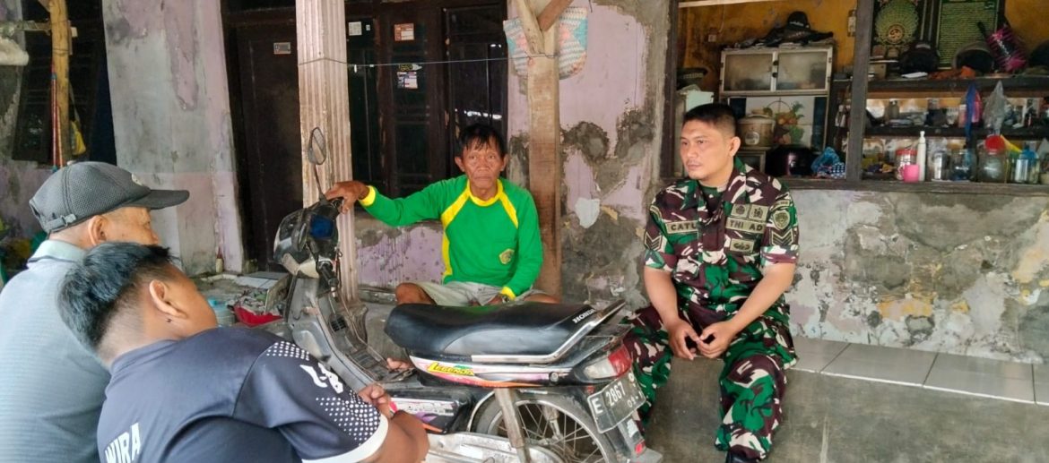 Perkuat Sinergi dengan Warga, Babinsa Koramil 1605/Sukagumiwang Ajak Masyarakat Sukawera Dukung Program Pemerintah dan Tingkatkan Siskamling