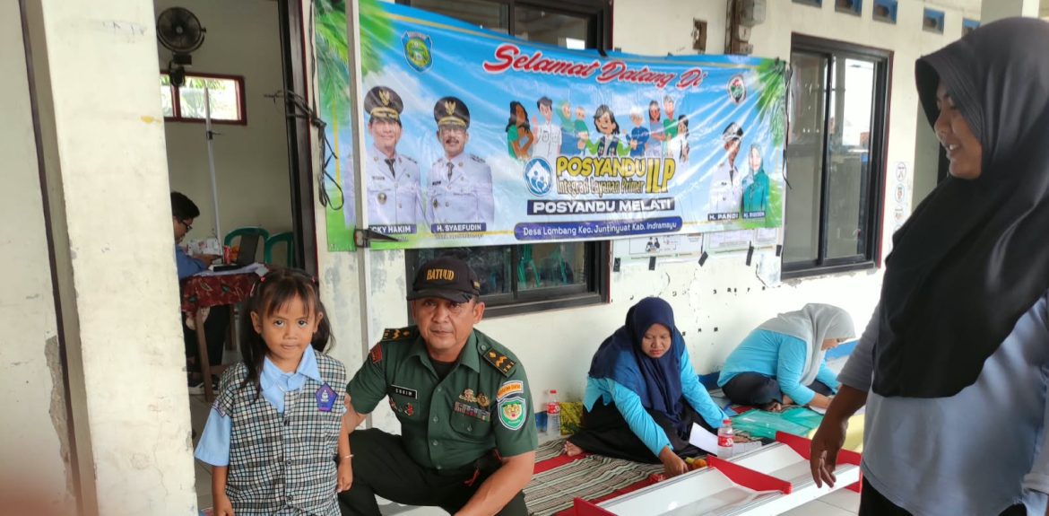 Babinsa Koramil 1609/Juntinyuat Dampingi Kegiatan Posyandu ILP di Desa Lombang