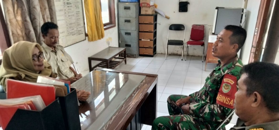 Pererat Sinergi dengan Aparatur Kelurahan, Babinsa Koramil 1601/Indramayu Ajak Warga Jaga Kamtibmas dan Kebersihan Lingkungan