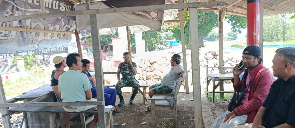 Pererat Silaturahmi,Babinsa Koramil 1605 Sukagumiwang Ajak Warga Lemahayu Perkuat Kekompakan dan Gotong Royong