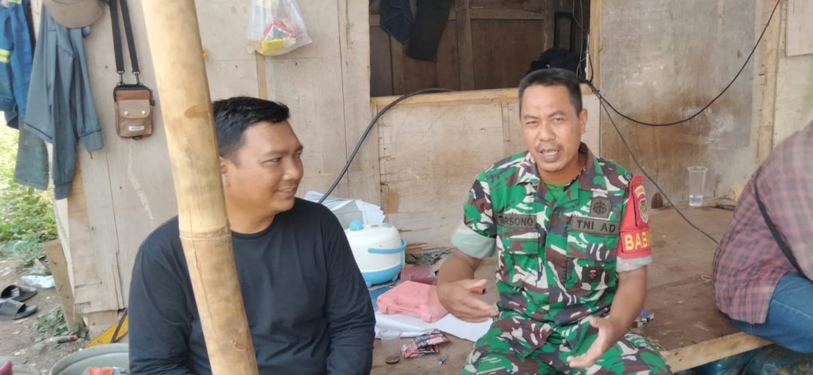 Perkuat Kedekatan dengan Warga, Babinsa Koramil 1601 Indramayu Ajak Masyarakat Jaga Kamtibmas dan Waspadai Bahaya Judol