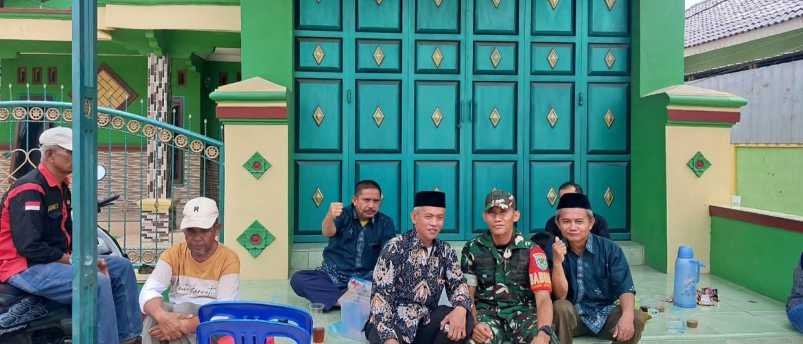 Pererat Sinergitas TNI dan Rakyat, Babinsa Koramil 1608 Karangampel Jalin Komsos Bersama Warga Mundu