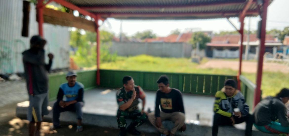 Perkuat Keamanan Lingkungan, Babinsa Koramil 1601/Indramayu Ajak Warga Paoman Peduli Kamtibmas dan Kebersihan