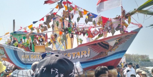 Koramil 1601/Indramayu Bersama Polri Amankan Nadran 2026 di Majakerta, Ratusan Warga Saksikan Larung Perahu Hias