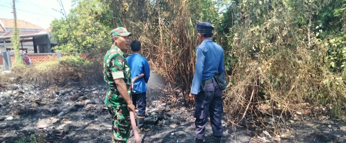 Gercep! Anggota Koramil 1601/Indramayu Bantu Penanganan Kebakaran Ilalang di Karanganyar