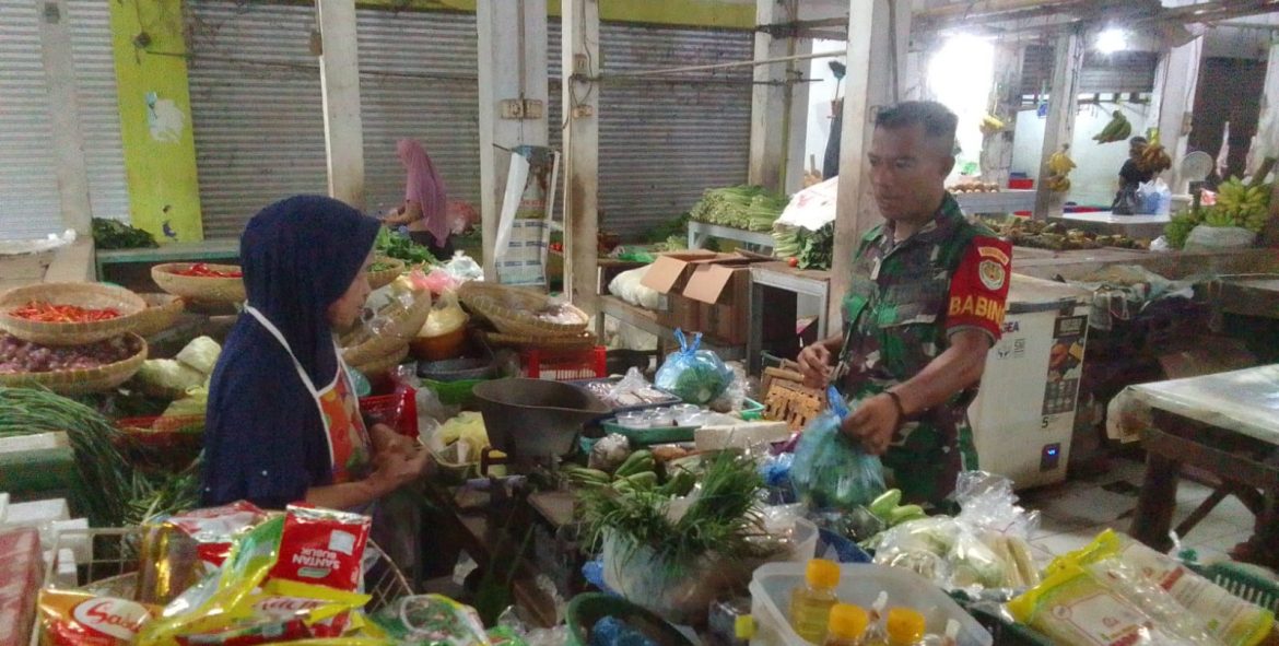 Babinsa Koramil 1605 Sukagumiwang Pantau Harga Sembako di Pasar Tulungagung, Cabai Rawit Tembus Rp50 Ribu per Kilogram