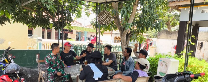 Jaga Lingkungan Tetap Asri dan Aman,Sertu Budi H, Babinsa Koramil 1608/Karangampel Gelar Komsos Bersama Warga