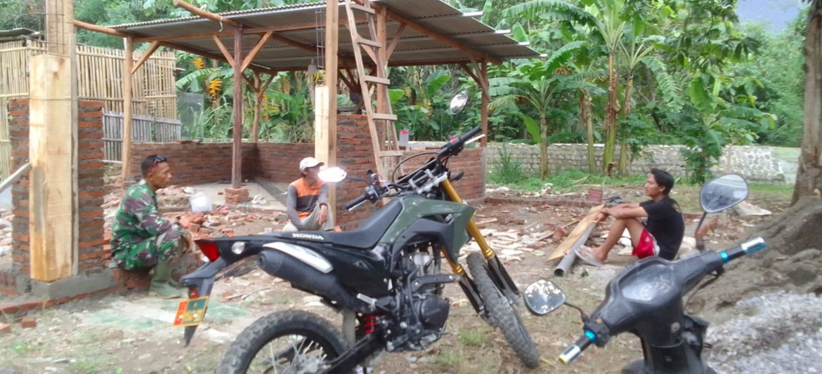 Pererat Kedekatan dengan Warga, Babinsa Koramil 1605 Sukagumiwang Gelar Komsos di Cadangpinggan
