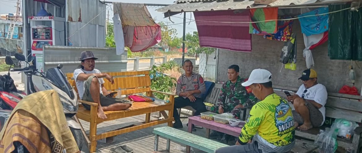 Perkuat Keamanan dan Kepedulian Lingkungan, Babinsa Koramil 1601/Indramayu Gelar Komsos di Pabean Udik