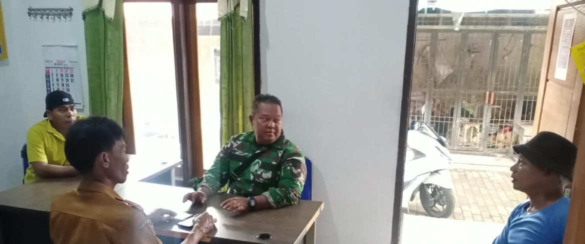 Pererat Silaturahmi dengan Warga, Babinsa Koramil 1605 Sukagumiwang Perkuat Komunikasi dan Keamanan Lingkungan