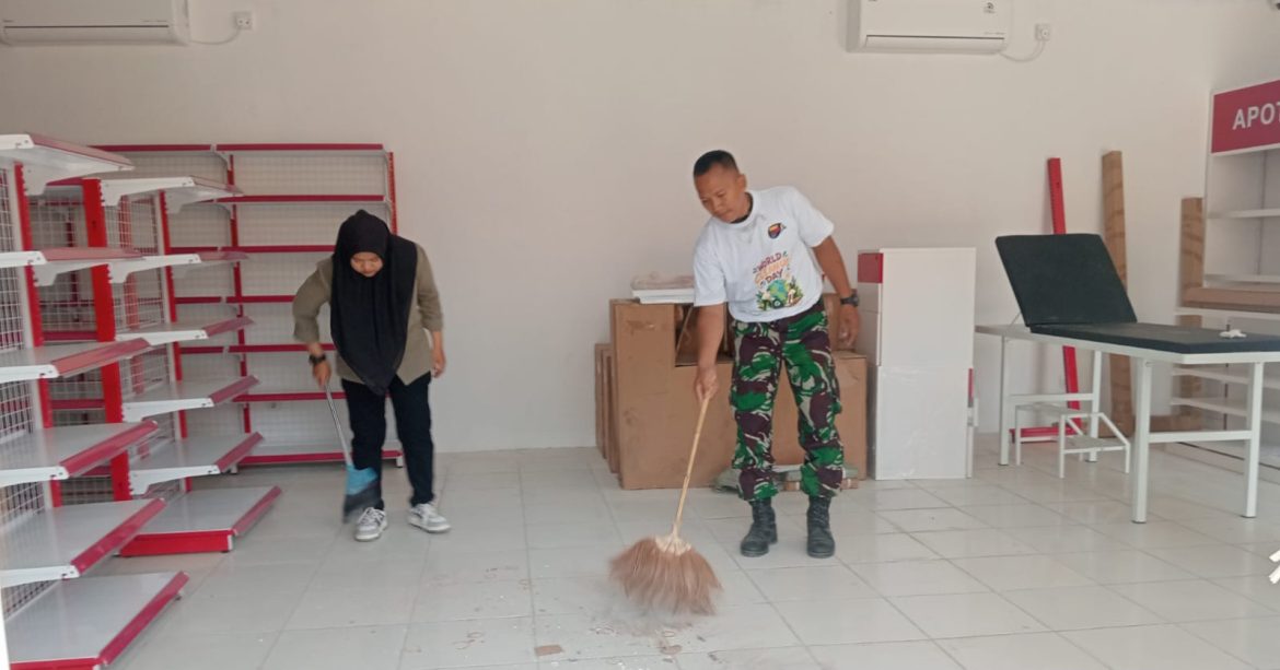Babinsa Koramil 1601 Indramayu Bersama Kuwu dan Siswa SDN 3 Pekandangan Bersihkan Area KDKMP, Tanamkan Kepedulian Lingkungan