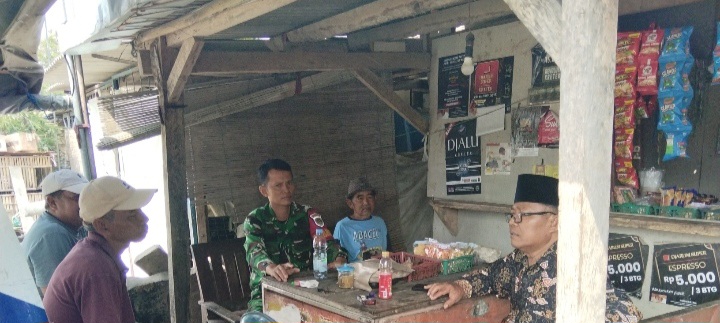 Babinsa Koramil 1608/Karangampel Komsos Bersama Perangkat Desa Kaplongan, Ajak Warga Jaga Kerukunan dan Kebersihan Lingkungan