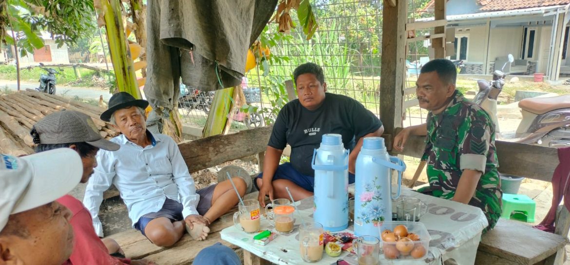 Pererat Kedekatan dengan Warga, Babinsa Koramil 1605/Sukagumiwang Gelar Komsos di Tenajar Lor